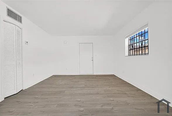 8295 NE Miami Ct #4 — Photo 5