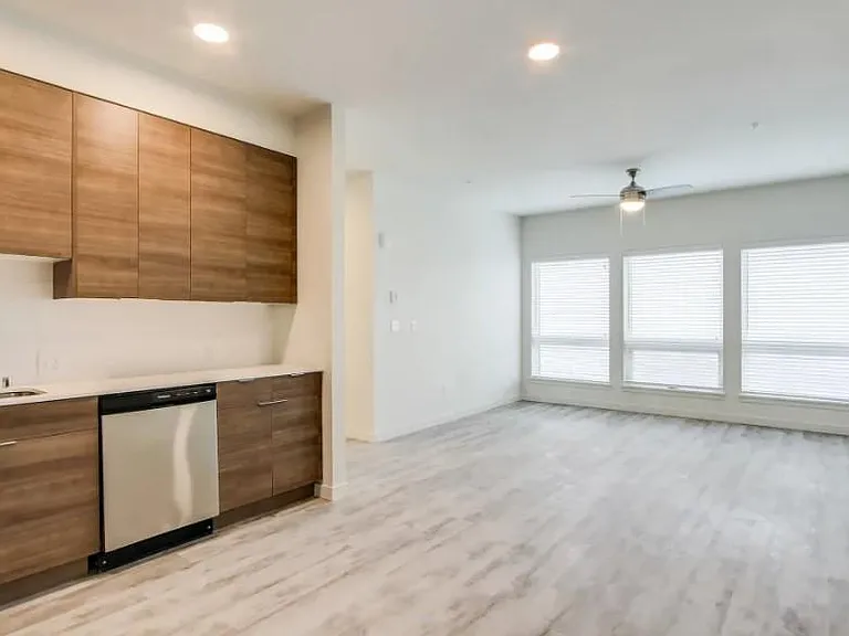3214 Broadway — Photo 2