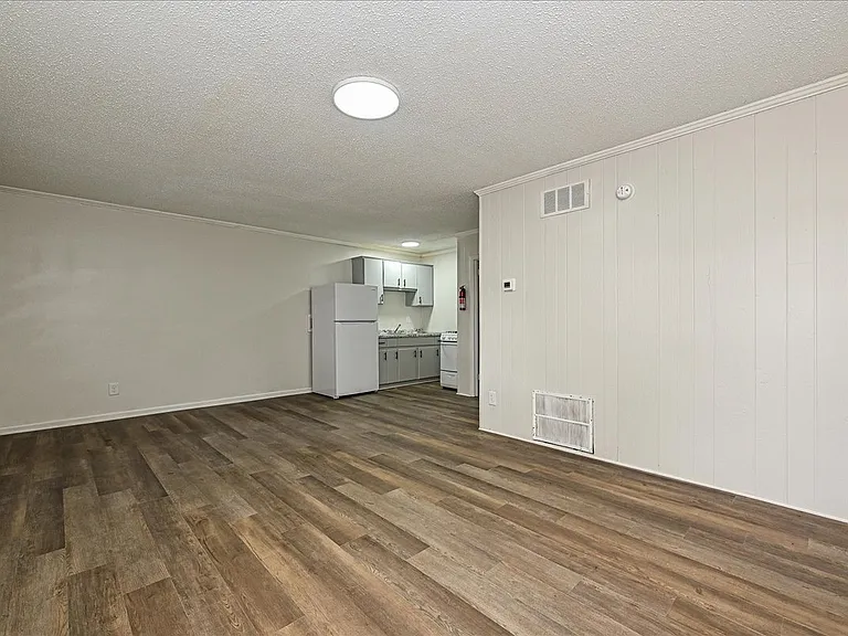 595 Betty St — Photo 4