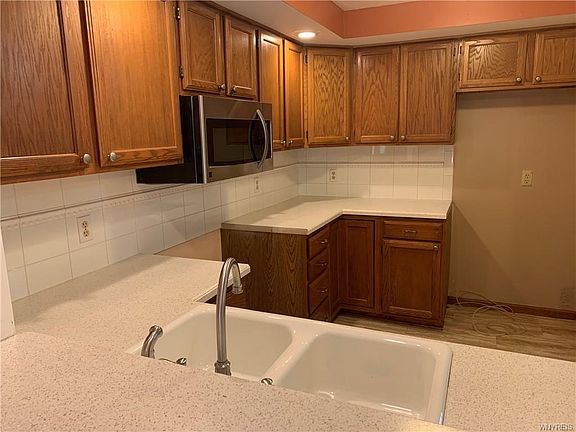 4th image of 8 N Hill Dr