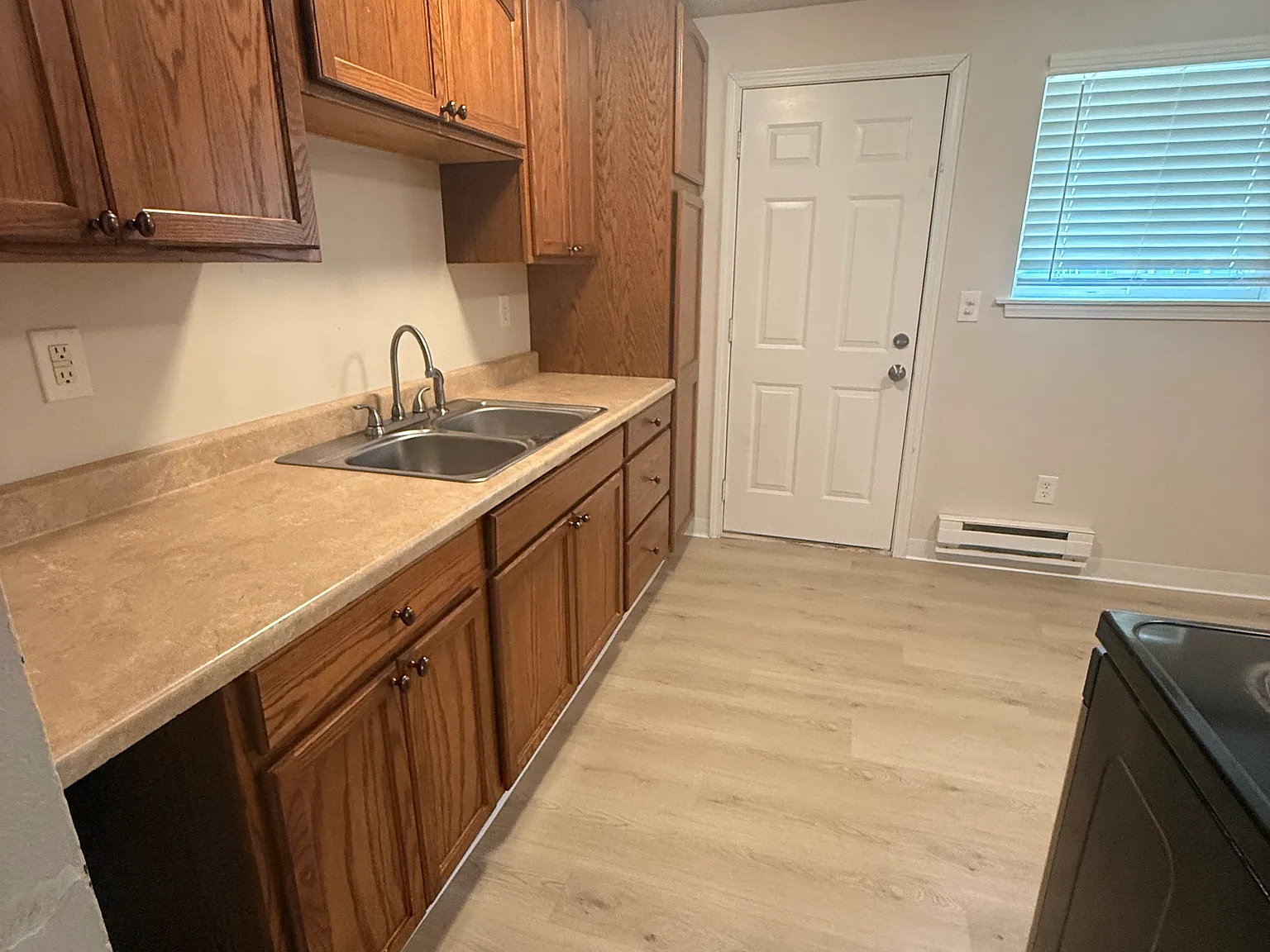 2 bed, 700 sqft, $1,300 — Photo 2