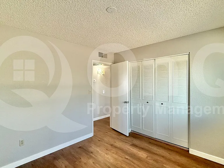 1040 W Yale Dr — Photo 10