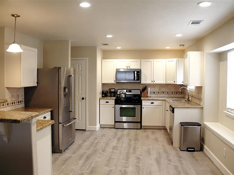 1803 Edinburg Ave — Photo 3