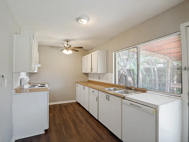 5709 Christie Ln — Photo 6