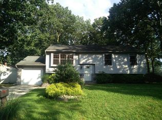 8 Kim Ln, Sicklerville, NJ 08081