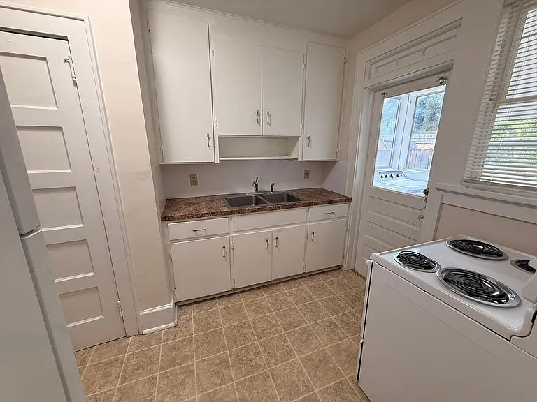 1607 - 1609 Hollywood Drive — Photo 6