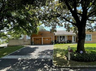 16 Dialstone Ln, Riverside, CT 06878