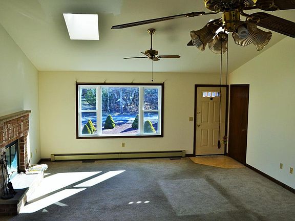 3rd image of 19 Lakeview Dr