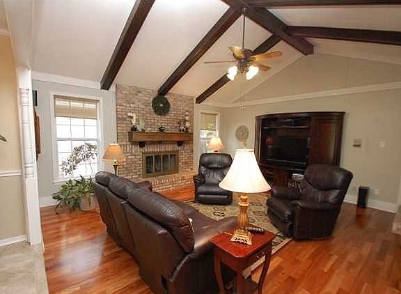 Bright den w/ lovely beams