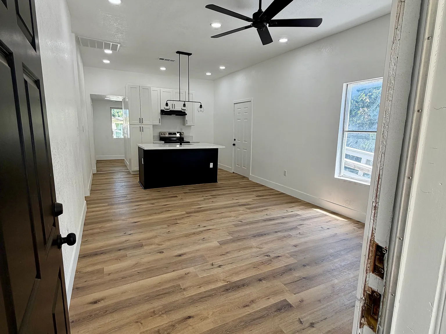 3 bed, 1350 sqft, $2,350 — Photo 3