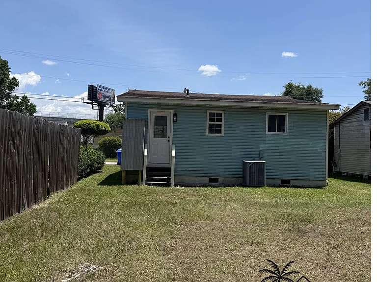 2210 Crosby Ave — Photo 14