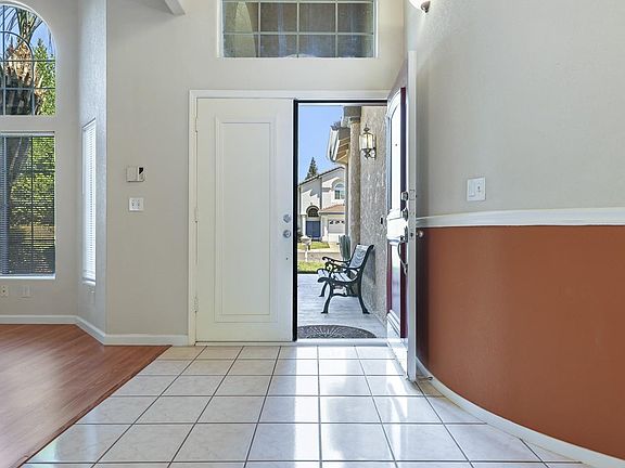 5th image of 2037 E Lester Ave