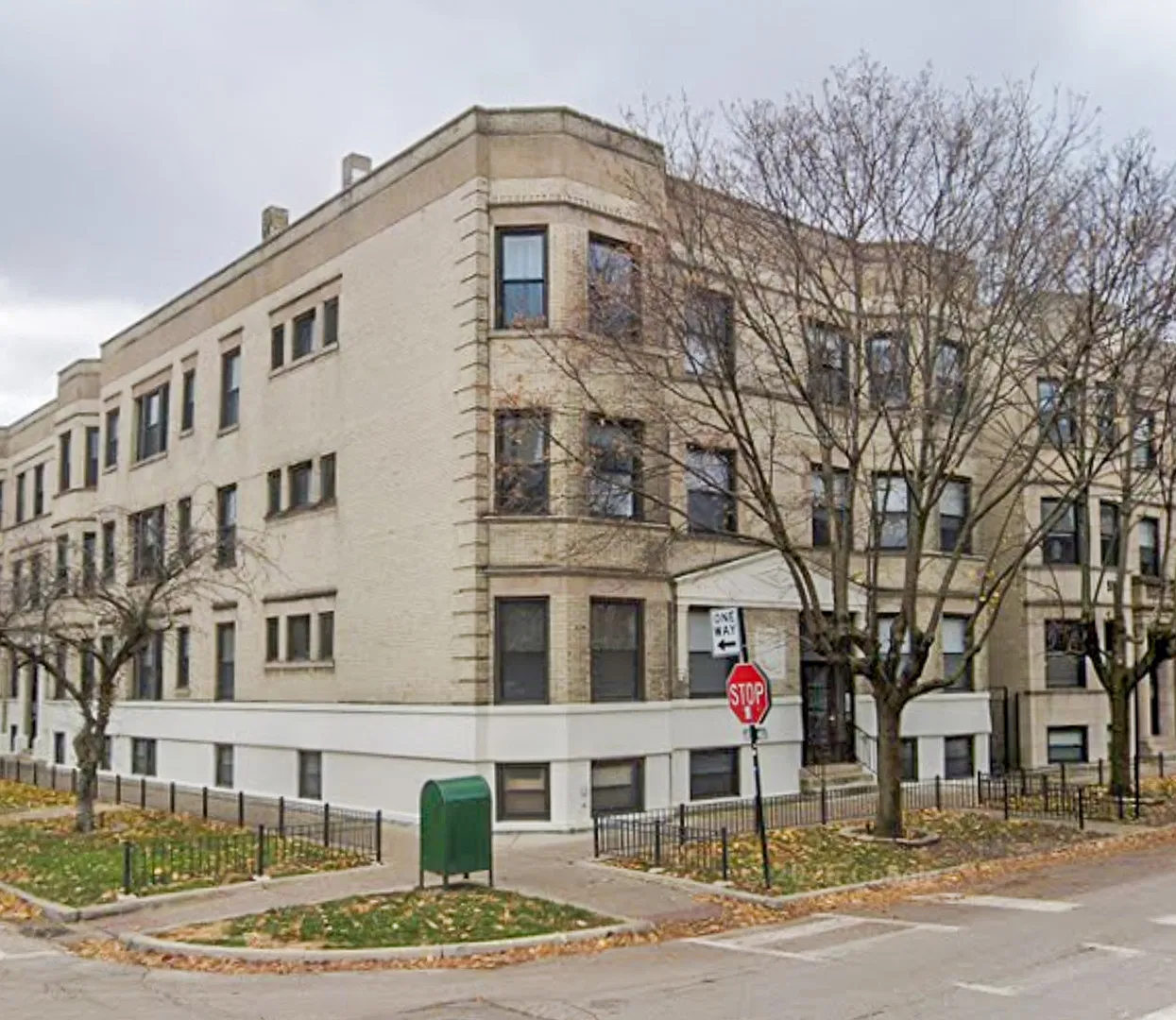 901 W Sheridan Rd — Photo 1