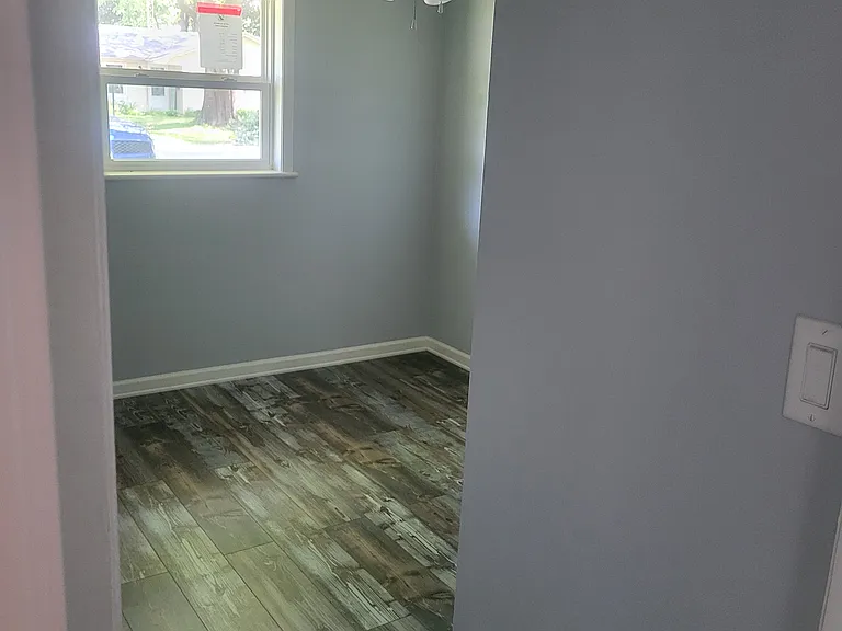 411 E Cross St — Photo 3