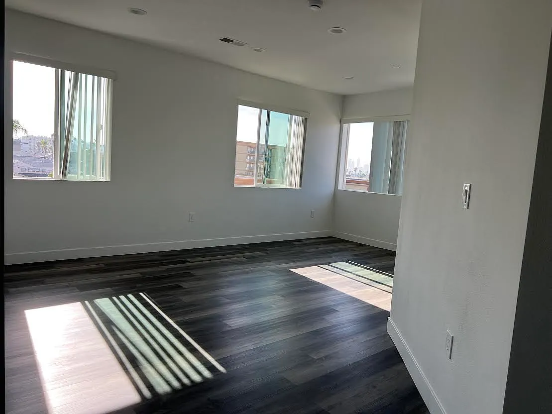 1745 N Western Ave — Photo 3