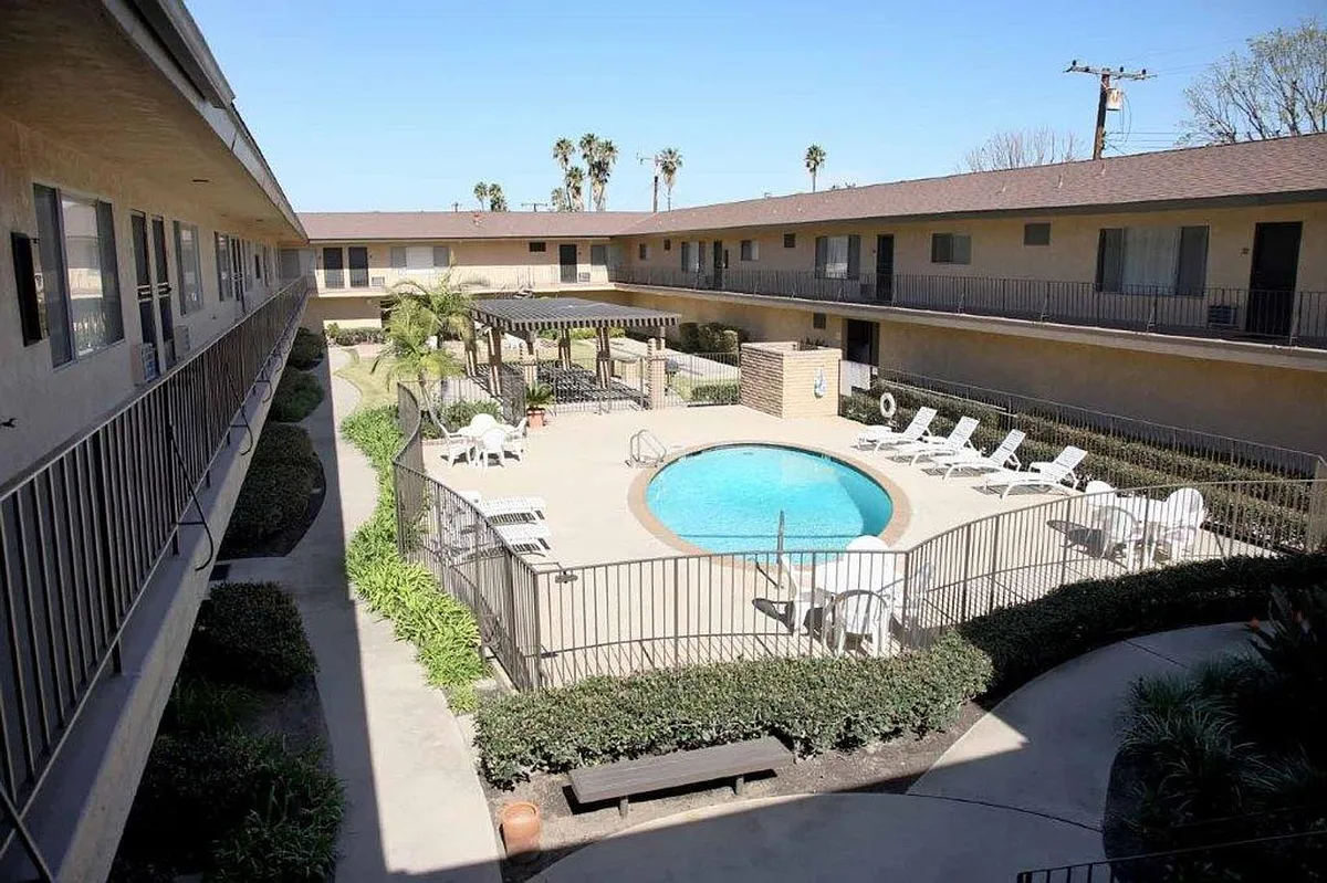 Building Photo - LA GRANADA APARTMENTS