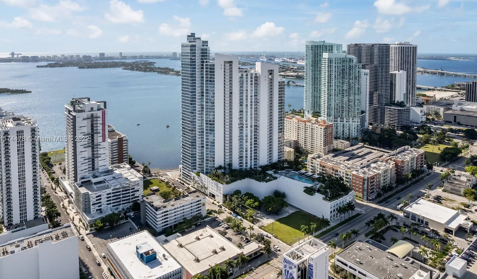 2020 N Bayshore Dr — Photo 3