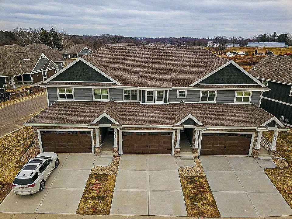 3 bed, 2.5 bath, 1767 sqft, $2,500 — Photo 2