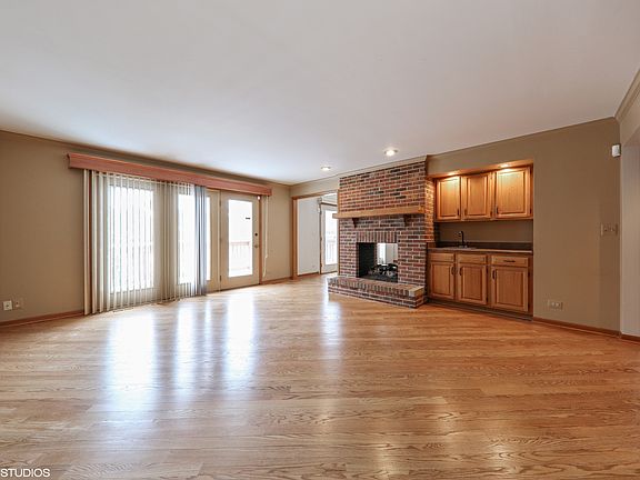 4th image of 857 West Driveway