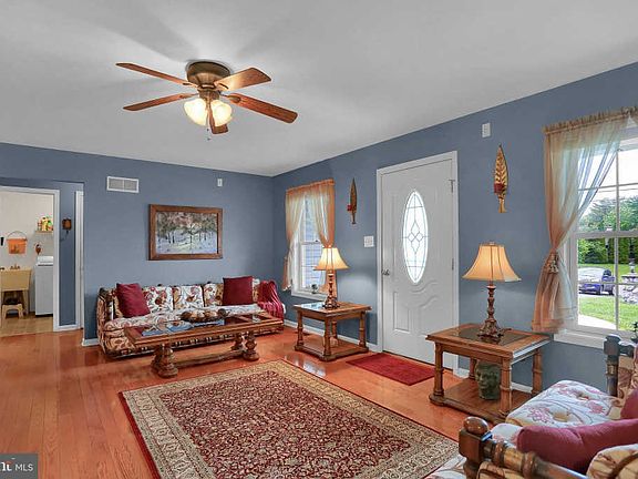 3rd image of 993 Heritage Dr