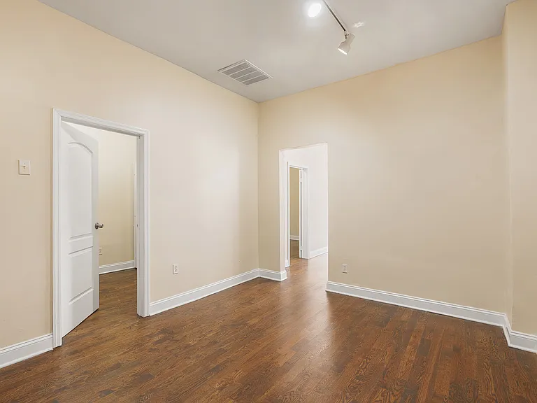 1955 W Chicago Ave #2R — Photo 9