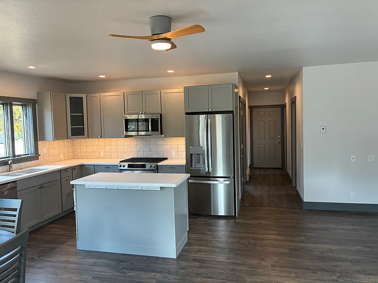 585 W Pine St — Photo 3