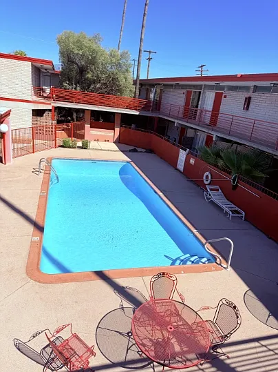 BROADWAY APARTMENTS — Photo 39
