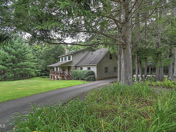 3rd image of 122 Chase Dr