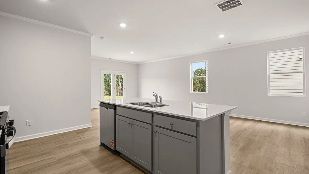 5 bed, 2361 sqft, $2,500 — Photo 4