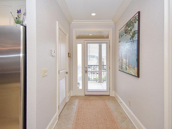Image 4: Foyer
