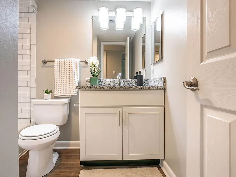 Kingston Pointe Apartments — Photo 18