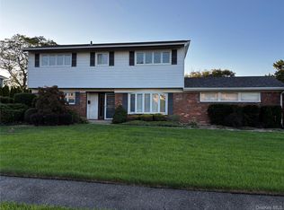 17 Shelley Dr, Massapequa, NY 11758
