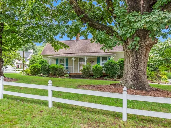 435 Lynhaven Dr, Winston Salem, NC 27104