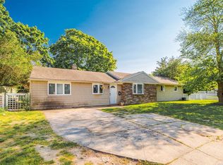 2100 Race Ave, Medford, NY 11763