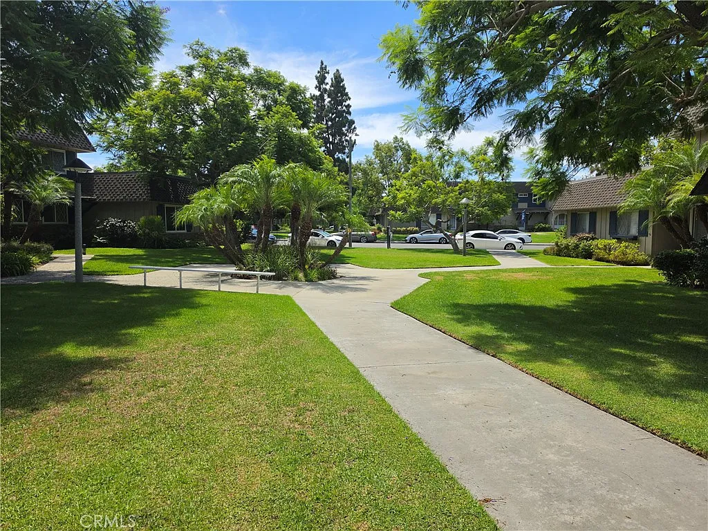 3 bed, 1.5 bath, 1426 sqft, $3,850 — Photo 3