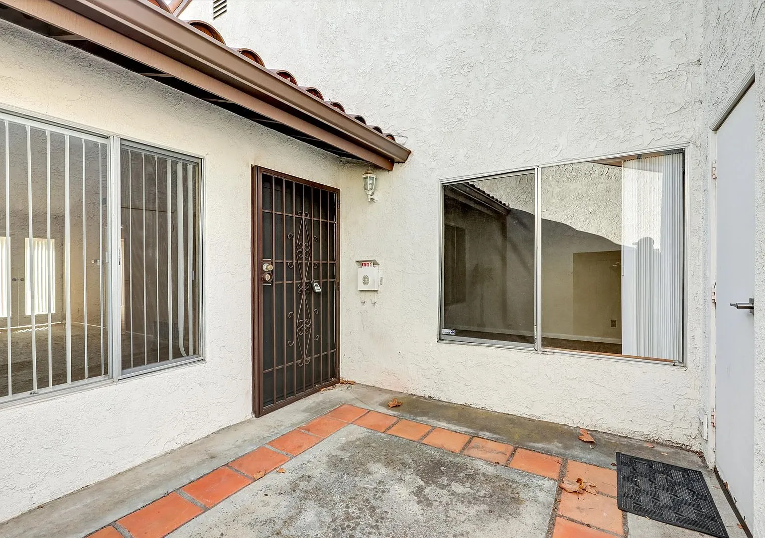 Lovely One Story Condo With One Car Garage — Photo 1