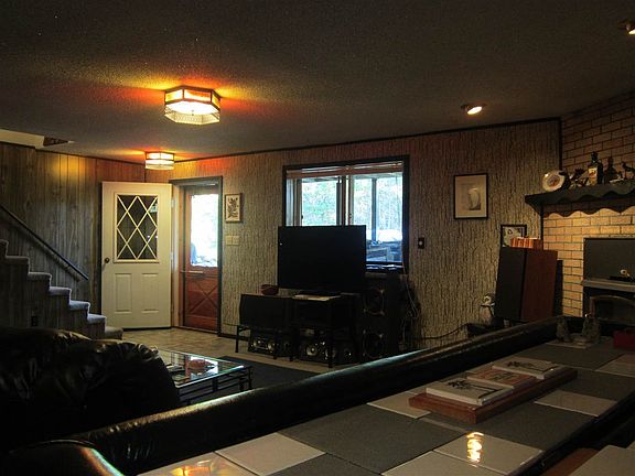 4th image of E5332 Woodland Ave