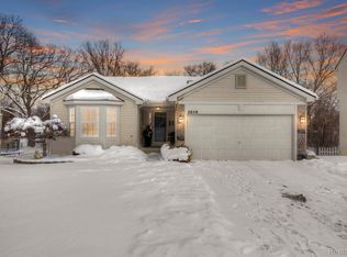 2858 Birchwood Dr, Waterford, MI 48329