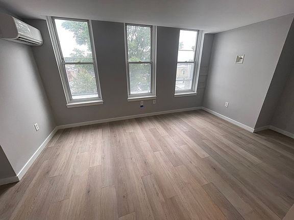 2nd image of 3500 Ainslie St Unit 2R