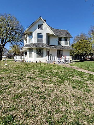 1st image of 802 E 1st St