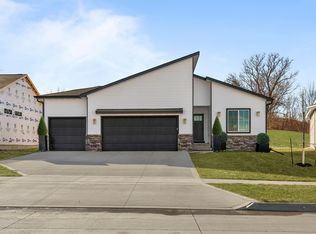 610 NW Georgetown Dr, Waukee, IA 50263