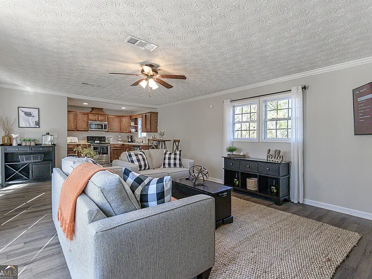 196 Etowah Dr — Photo 1
