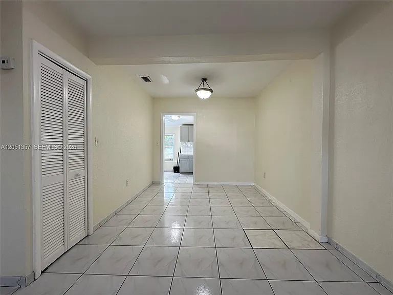 610 NW 23rd Place Front #FRONT — Photo 4