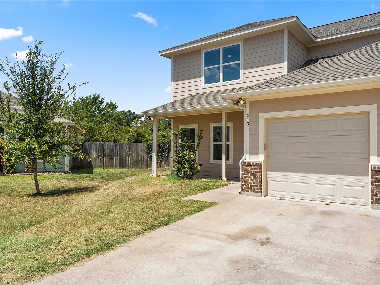 3 bed, 2.5 bath, 1356 sqft, $1,600 — Photo 2