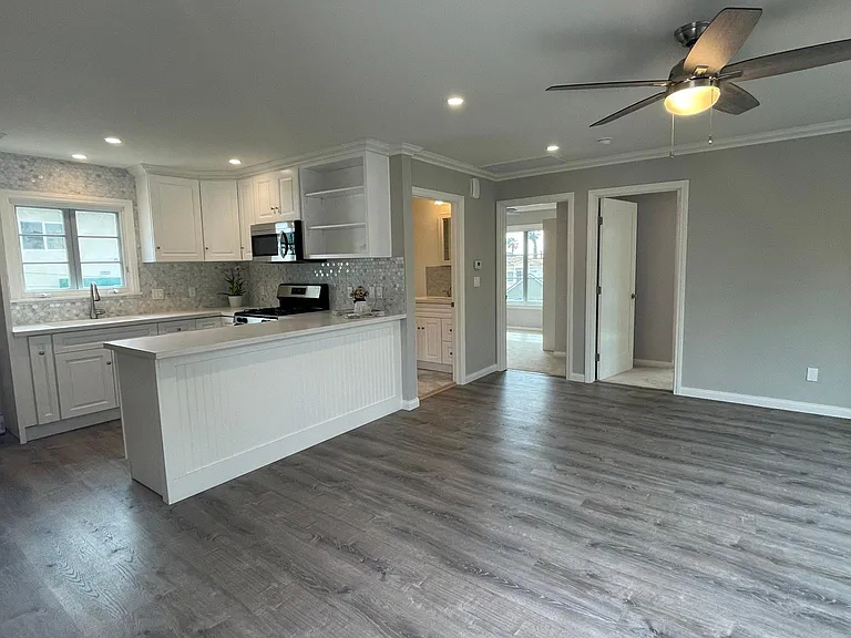 2334 1/2 Del Mar Rd — Photo 3