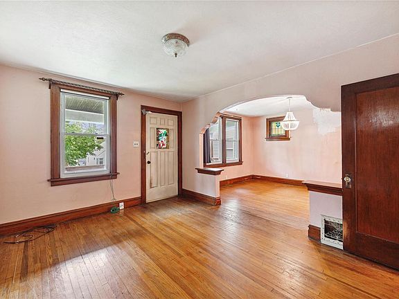 3rd image of 4664 Dewey Ave