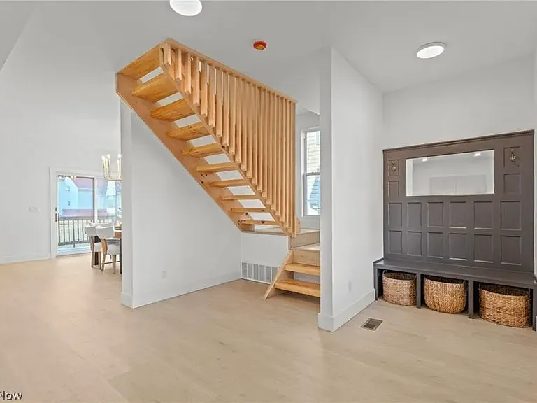 1422 W 77th St — Photo 32