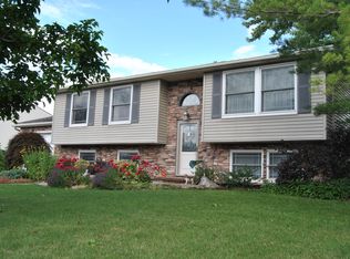 5749 Clover Meadow Ln, Farmington, NY 14425