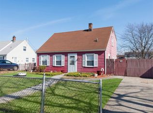 15 Quarry Ln, Levittown, NY 11756