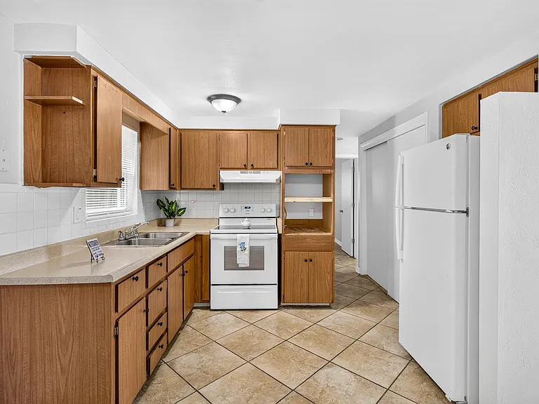 2516 Templewood Dr — Photo 8